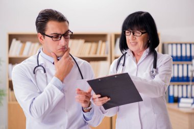 Laboratuvarda çalışan iki doktor.