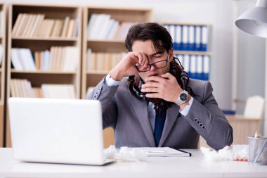 Hasta iş adamı ofiste.