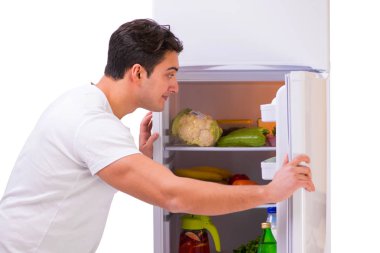 Adamın yanında buzdolabı kadar dolu