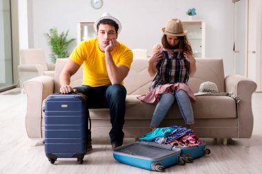 Aile tatili hazırlıyor.