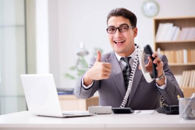 Yardım masası operatörü telefonda konuşuyor.