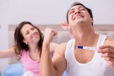 Mutlu çift hamilelik testi sonuçlarını öğreniyor.