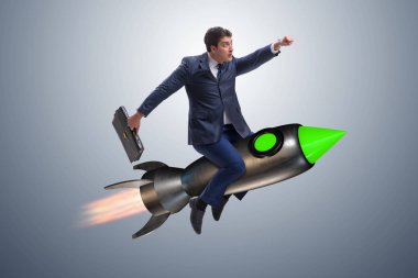 İş konseptinde roketle uçan erkek işadamı