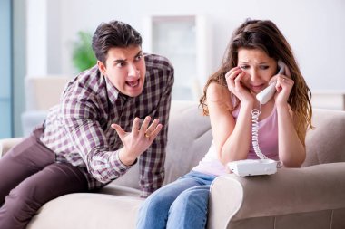 Parçalanmış ilişki konseptinde genç bir aile