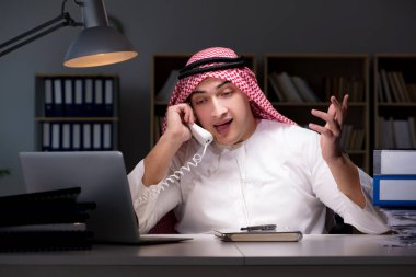 Arap işadamı ofiste geç saatlere kadar çalışıyor