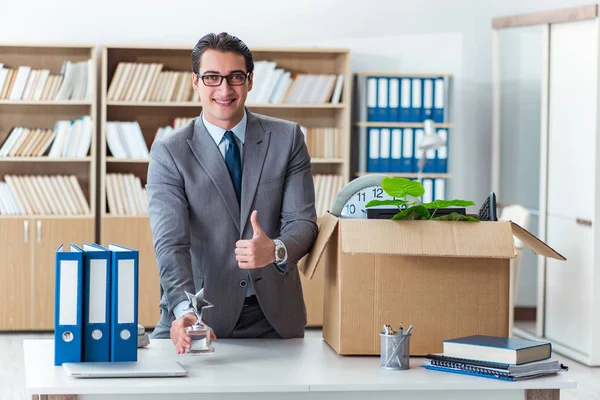 Mann zieht mit Kiste und Habseligkeiten um — Stockfoto