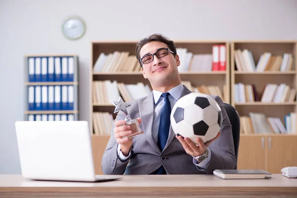 Geschäftsmann mit Fußballball im Amt — Stockfoto