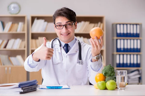 Doutor em conceito de dieta com frutas e legumes — Fotografia de Stock