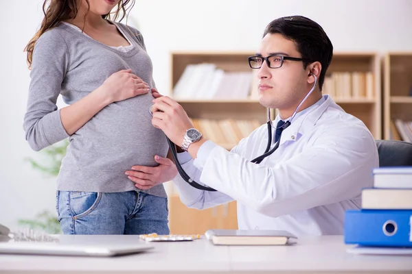 Mulher grávida visitante médico para consulta — Fotografia de Stock