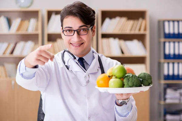 Médico en concepto de dieta con frutas y verduras — Foto de Stock