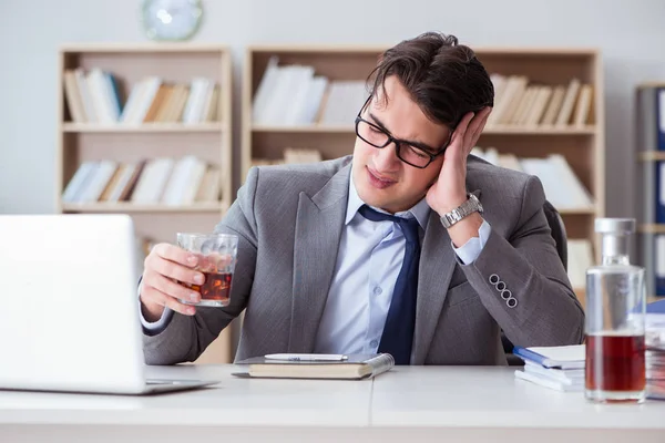 Homme d'affaires buvant au bureau — Photo