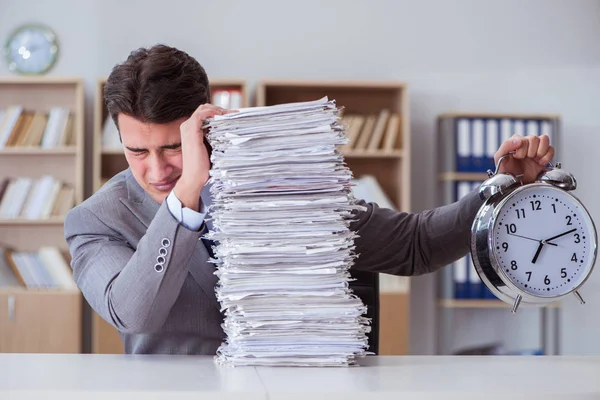 Geschäftsmann mit Papierkram im Büro beschäftigt — Stockfoto