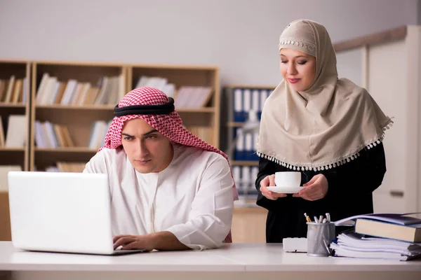 Coppia di arabe uomo e donna — Foto Stock