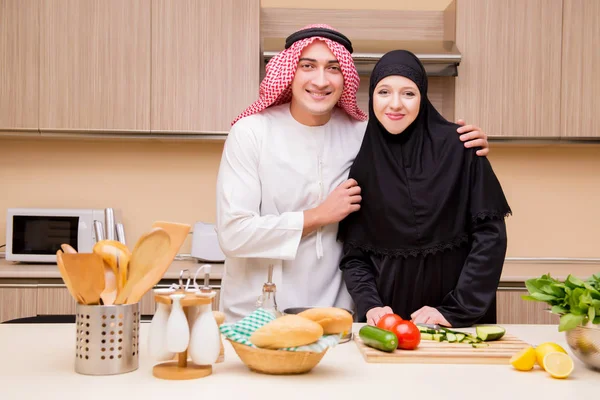 Junge arabische Familie in der Küche — Stockfoto