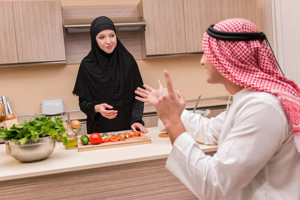 Junge arabische Familie in der Küche — Stockfoto