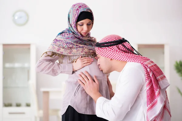 Ung arabisk muslimsk familj med gravid fru väntar barn — Stockfoto