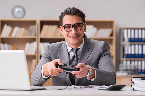 Empresario jugando juegos de ordenador en la oficina de trabajo — Foto de Stock