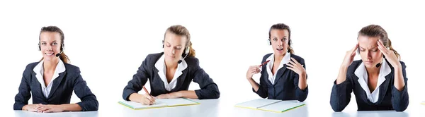 Assistente de call center respondendo a chamadas — Fotografia de Stock