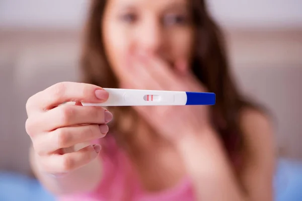 Woman discovering her positive pregnancy test — Stock Photo, Image