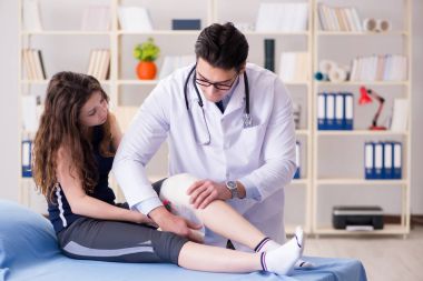 Travmatolog hastayla ilgileniyor.