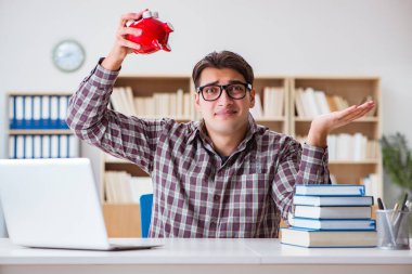 Öğrenci okul ücretini ödemek için kumbarayı soyuyor.