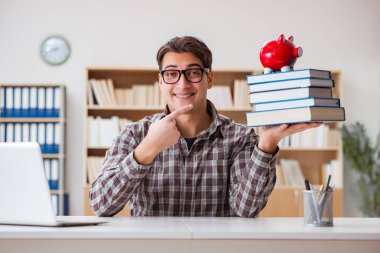 Ders kitabı almak için kumbarayı kıran genç bir öğrenci.