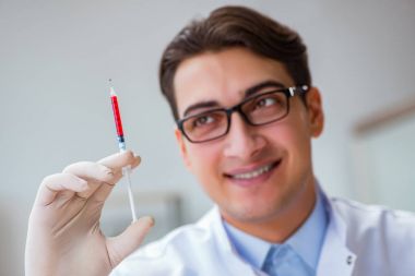 Doktor kan örnekleriyle çalışıyor.