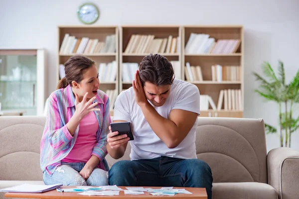 Familia joven discutiendo finanzas familiares — Foto de Stock