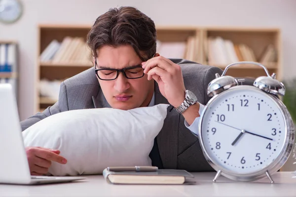 Hombre cansado durmiendo en casa con demasiado trabajo —  Fotos de Stock