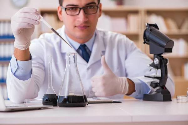 Jonge laboratoriumassistente in het laboratorium — Stockfoto