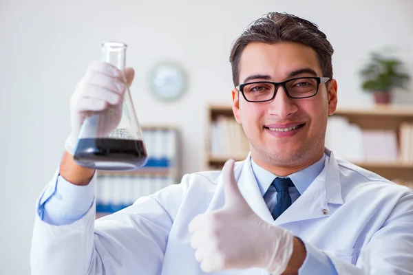 Engenheiro químico trabalhando em amostras de óleo em laboratório — Fotografia de Stock