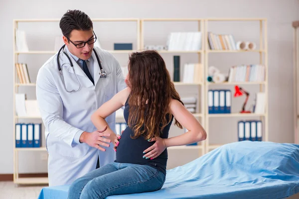 Γιατρός εξέταση έγκυος γυναίκα ασθενής — Φωτογραφία Αρχείου