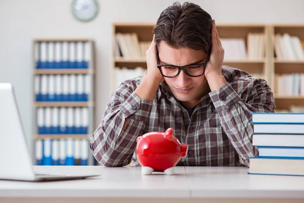 Junge Studentin bricht Sparschwein auf, um Schulbücher zu kaufen — Stockfoto