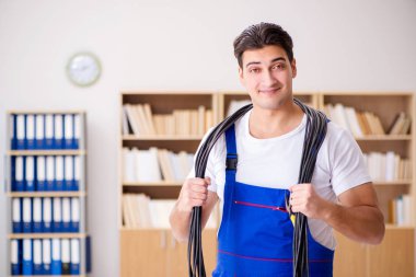 Adam evde elektrik tamiratı yapıyor.