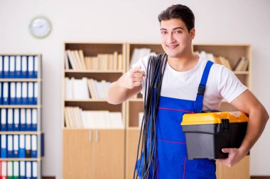 Adam evde elektrik tamiratı yapıyor.