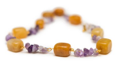 Whtie arka plan üzerinde izole zarif mücevherler