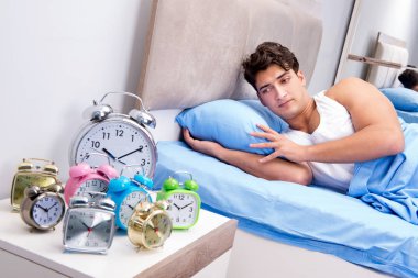 Adam sabahları uyanmakta zorlanıyor.