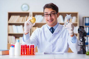 Doktor bilim adamı araştırması için ödül alıyor.