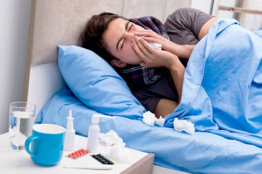 Hasta adam yatakta ilaç ve uyuşturucu alıyor.