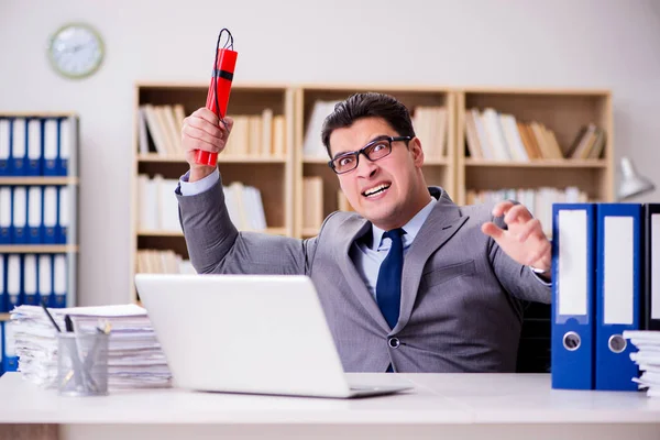 Geschäftsmann mit Dynamit im Büro — Stockfoto