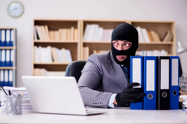 Bűnöző üzletember símaszkkal az irodában — Stock Fotó