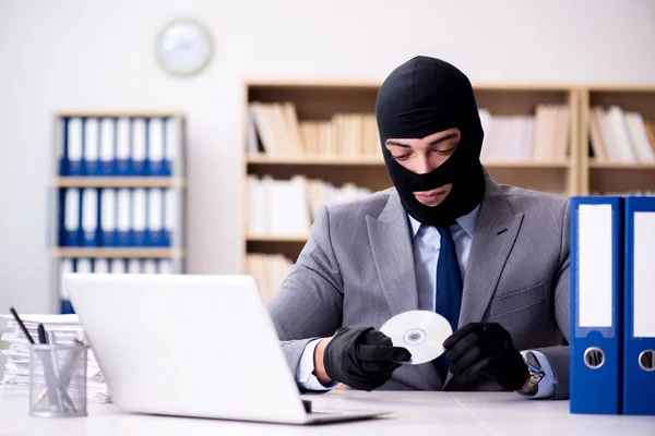Εγκληματίας επιχειρηματίας φορώντας μπαλακλάβα στο γραφείο — Φωτογραφία Αρχείου
