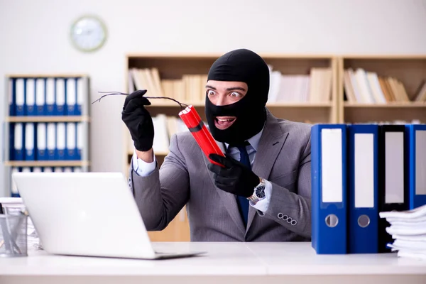 Krimineller Geschäftsmann mit Dynamit im Büro — Stockfoto