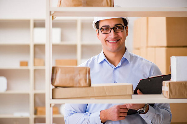 Человек, работающий в отделении доставки почтовых посылок