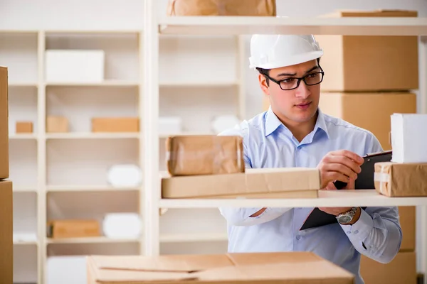 Man werkzaam in postbezorging — Stockfoto