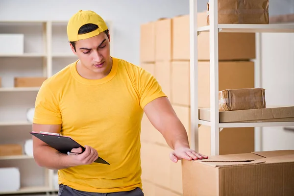 Man werkzaam in postbezorging — Stockfoto