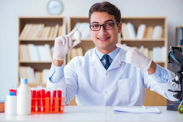 Wetenschapper die werkt aan biologische groenten en fruit — Stockfoto