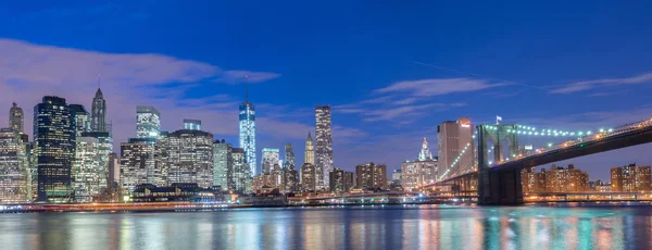 Noční pohled na Manhattan a Brooklynský most — Stock fotografie