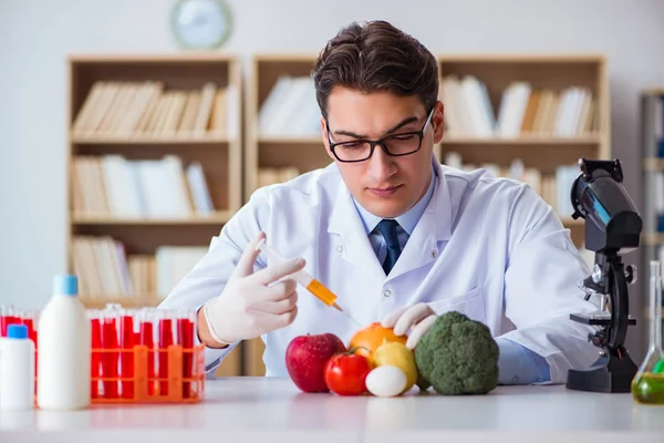 Männerarzt überprüft Obst und Gemüse — Stockfoto