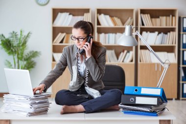 Ofisteki masada oturan kızgın iş kadını.